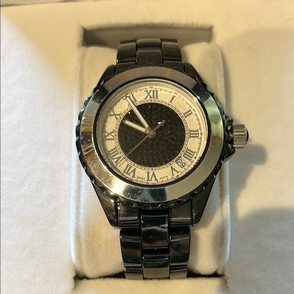 Vicence ladies watch with a 14K white gold bezel